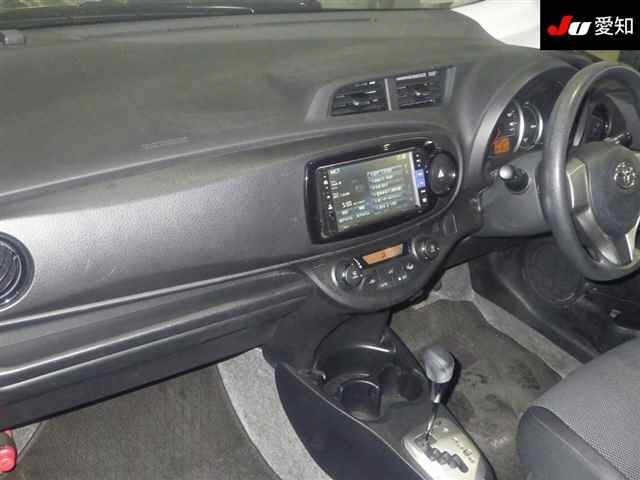 TOYOTA VITZ 2013