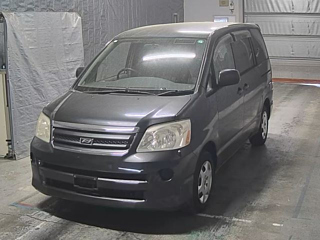 Toyota Noah 2005
