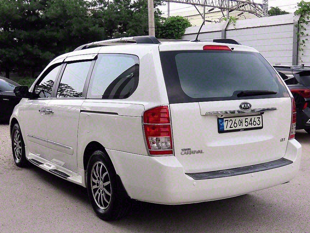KIA CARNIVAL R 2011
