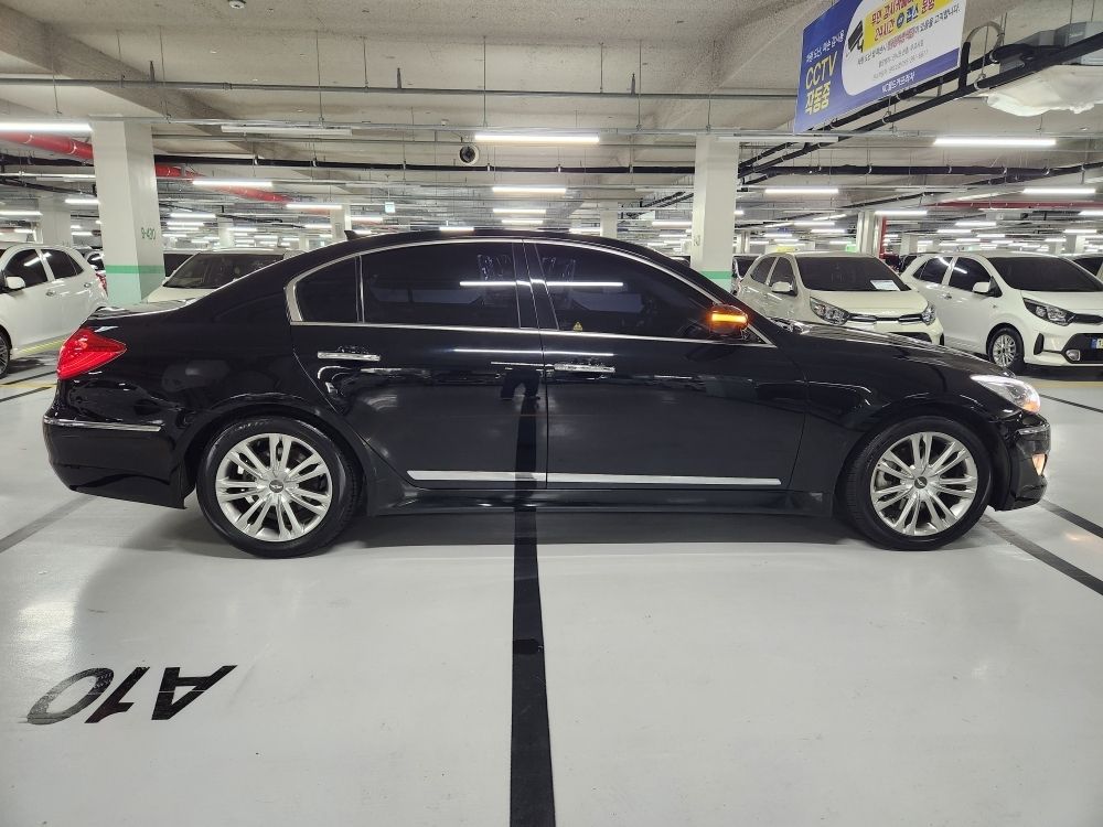 HYUNDAI GENESIS 2011