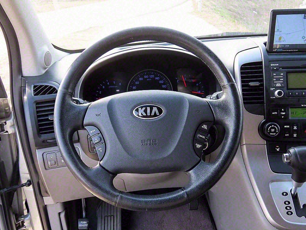 KIA CARNIVAL R 2012