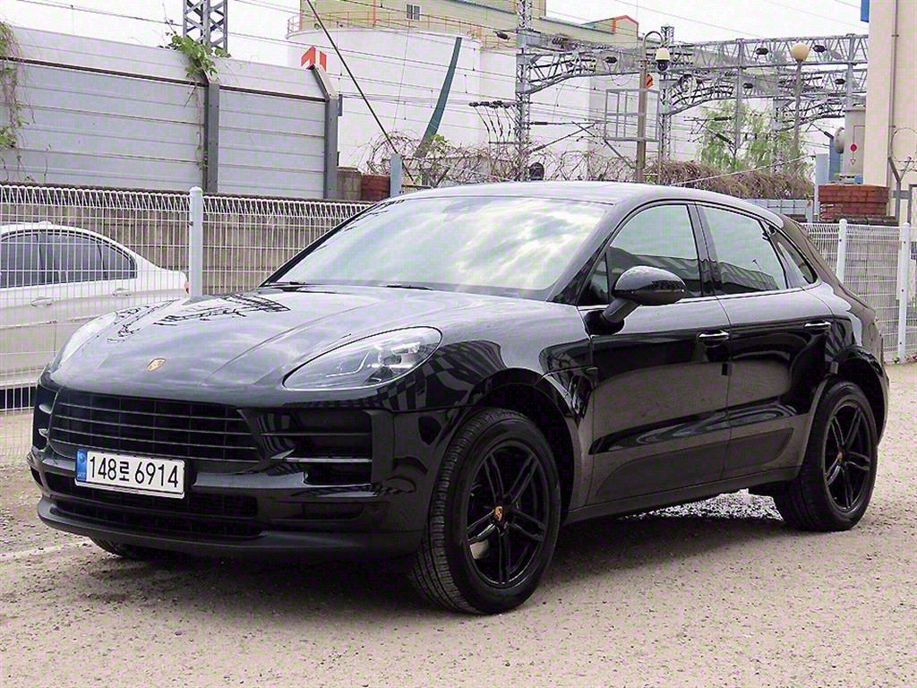 PORSCHE MACAN