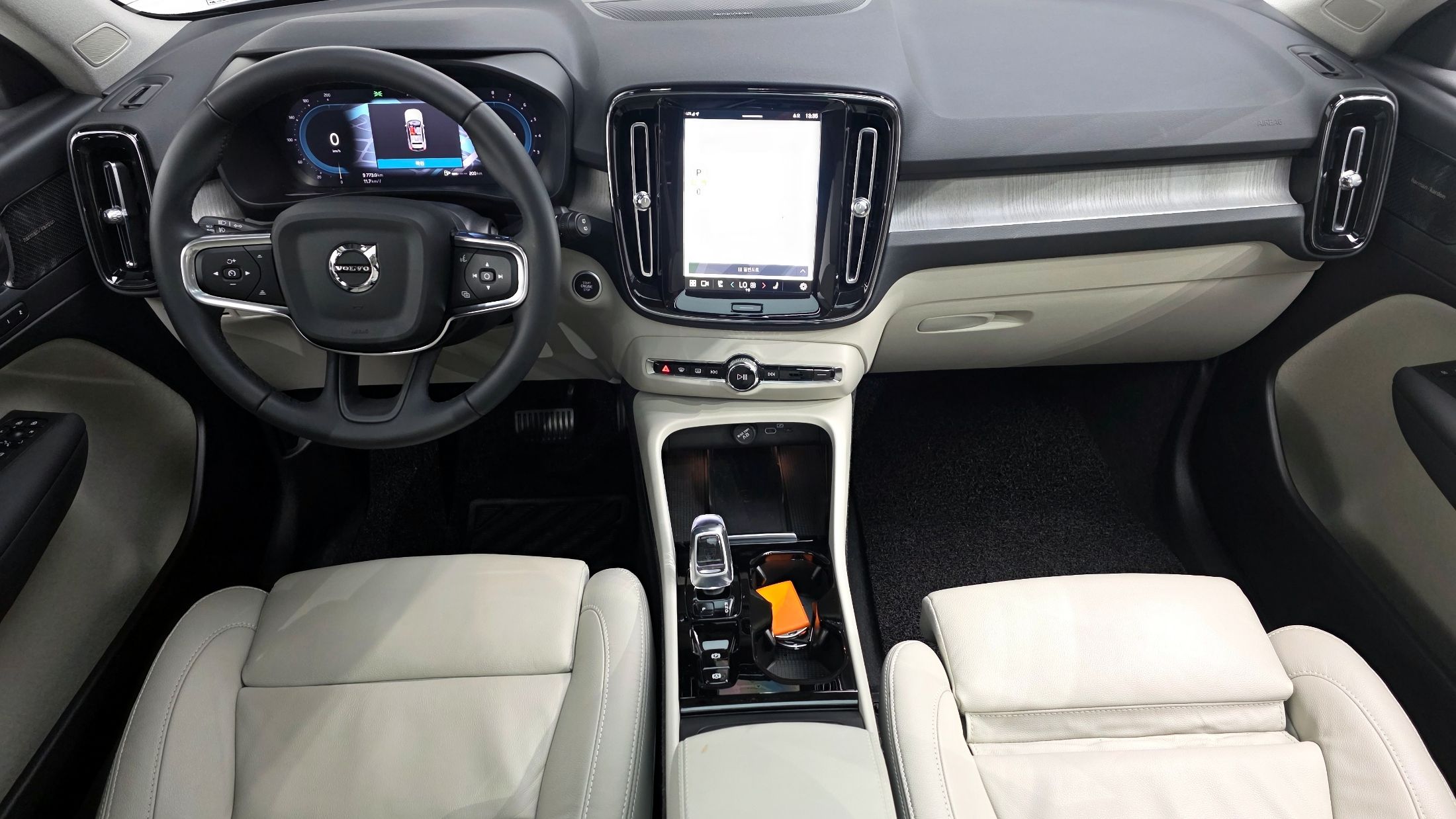 VOLVO XC40 2022