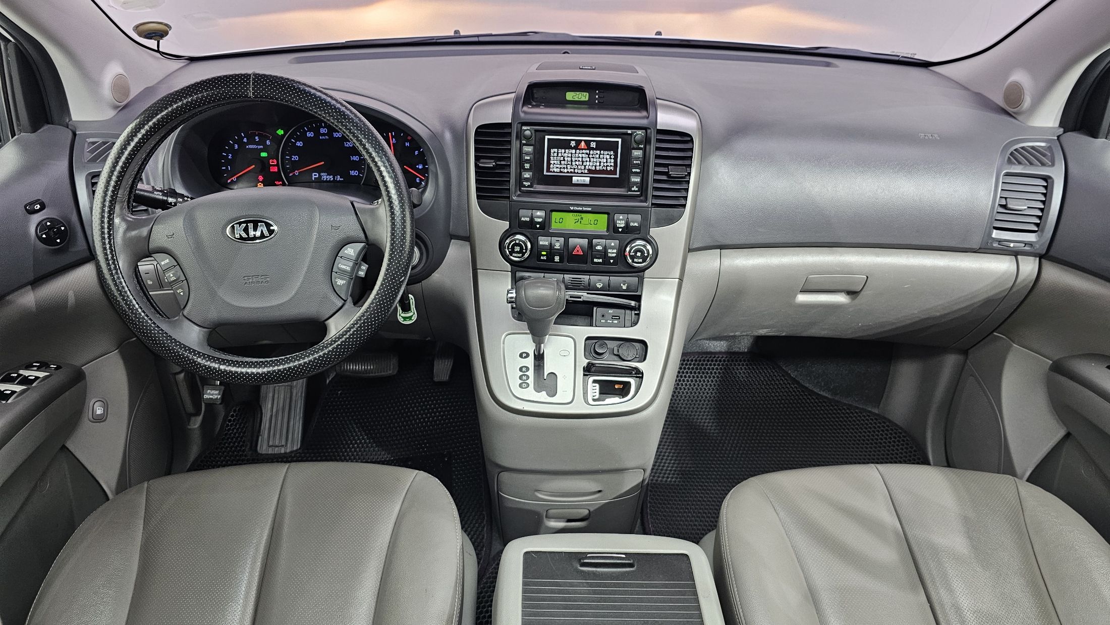 KIA CARNIVAL R 2014