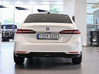 BMW 5-SERIES G60 2025