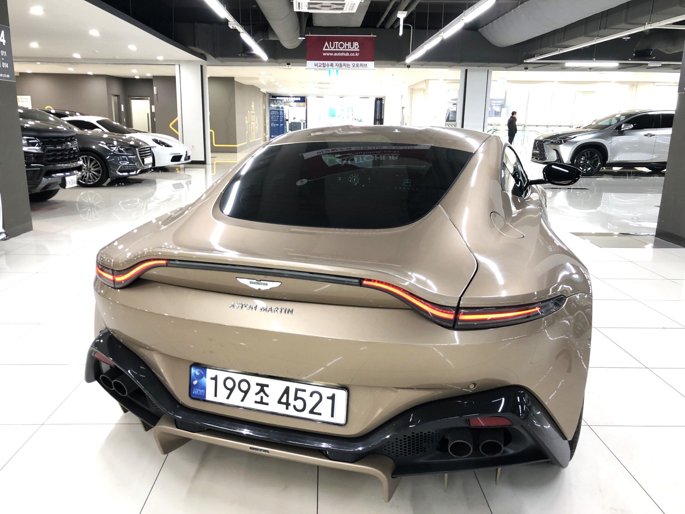 ASTON MARTIN VANTAGE 2019
