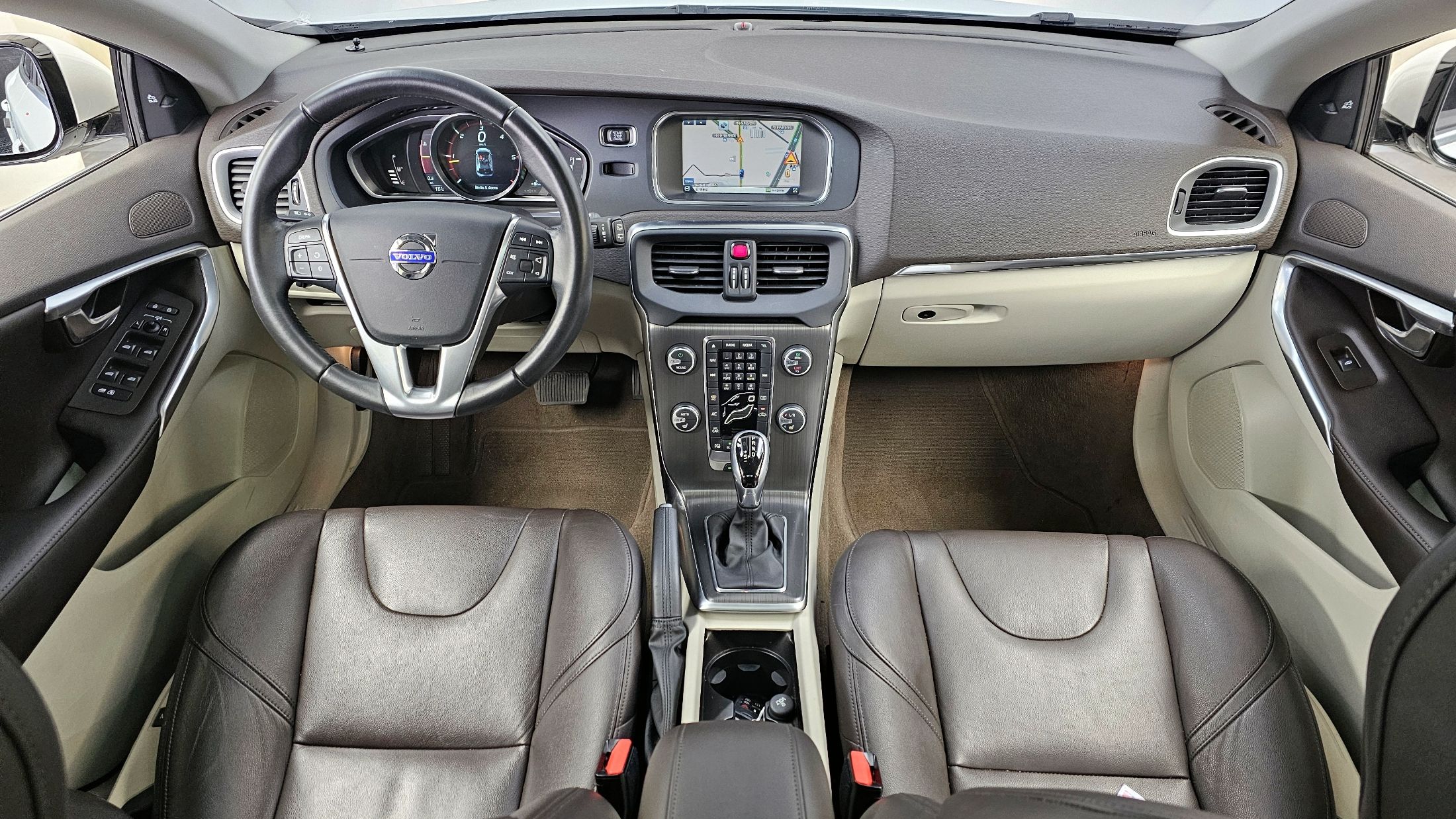 VOLVO V40 2015