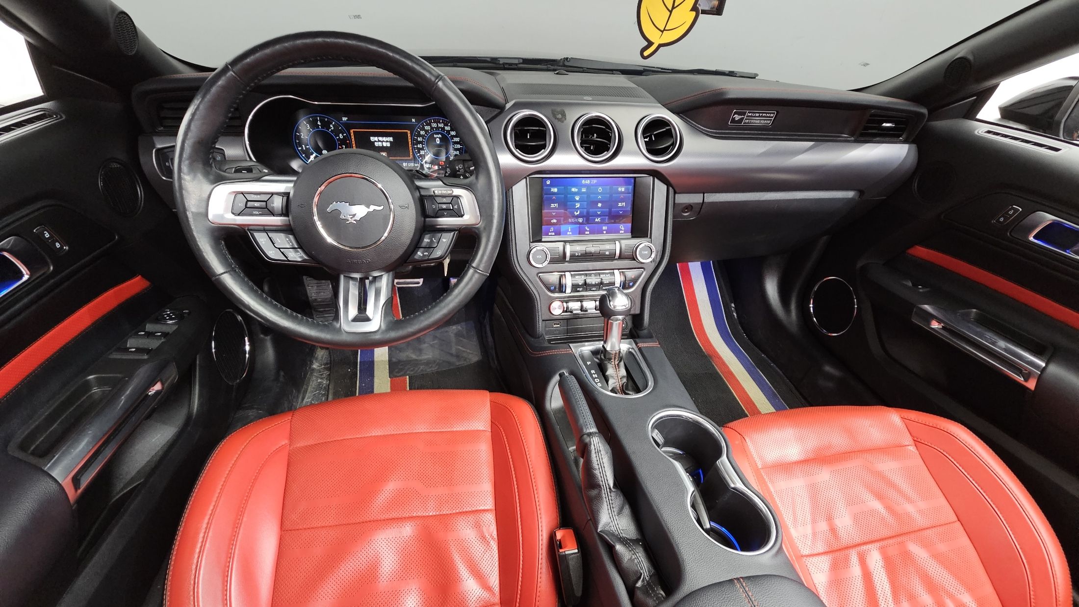 FORD MUSTANG