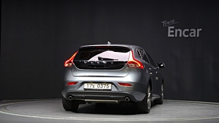 VOLVO V40 2016