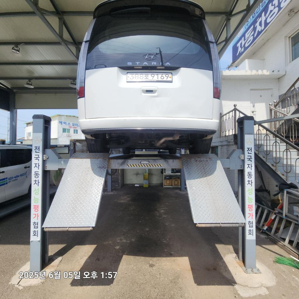 HYUNDAI STARIA