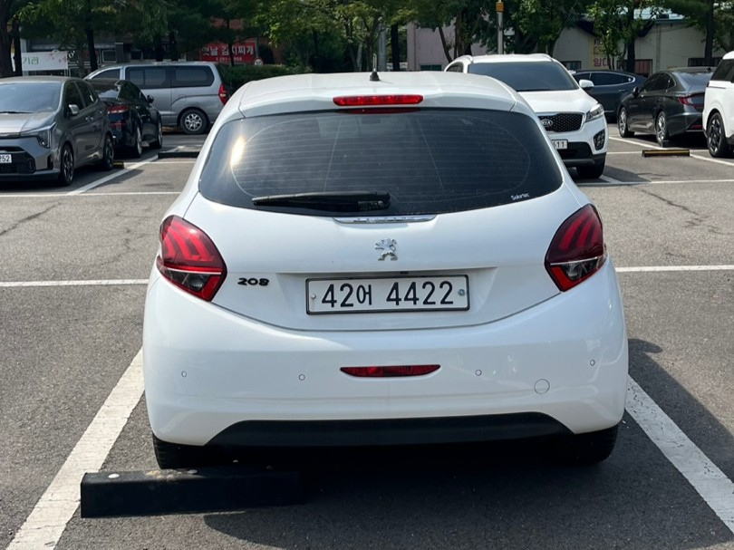 PEUGEOT 208
