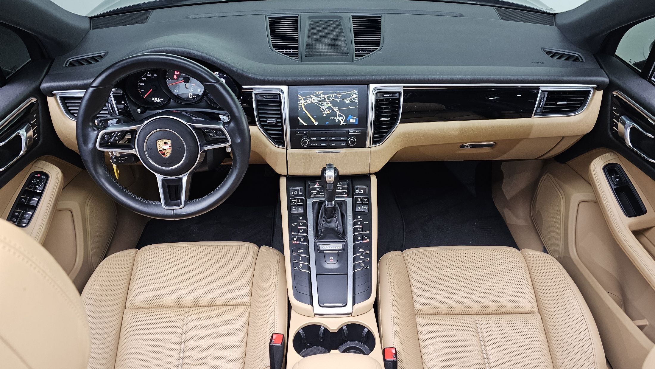 PORSCHE MACAN
