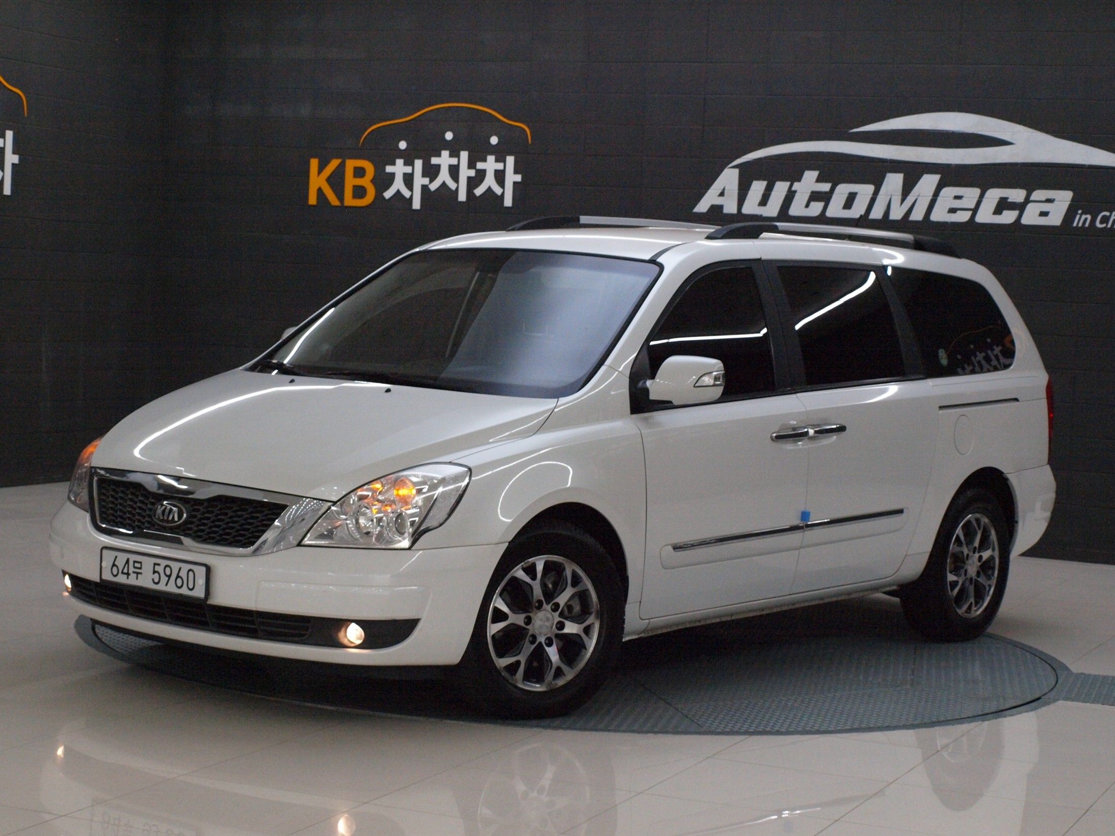 KIA CARNIVAL R 2013