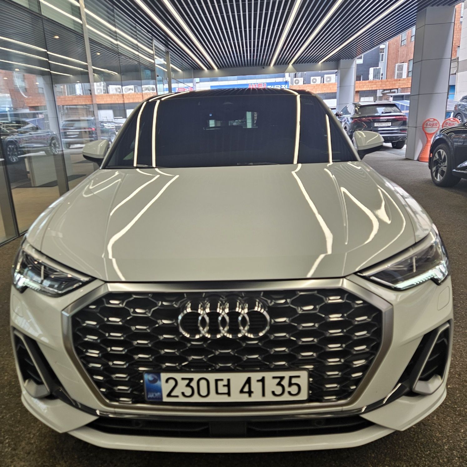 AUDI Q3 F3