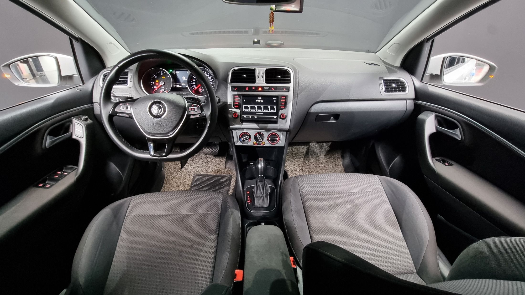 VOLKSWAGEN POLO 2016