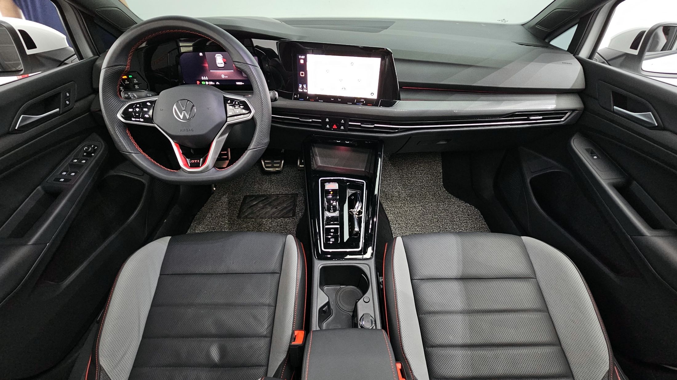 VOLKSWAGEN GOLF 2024