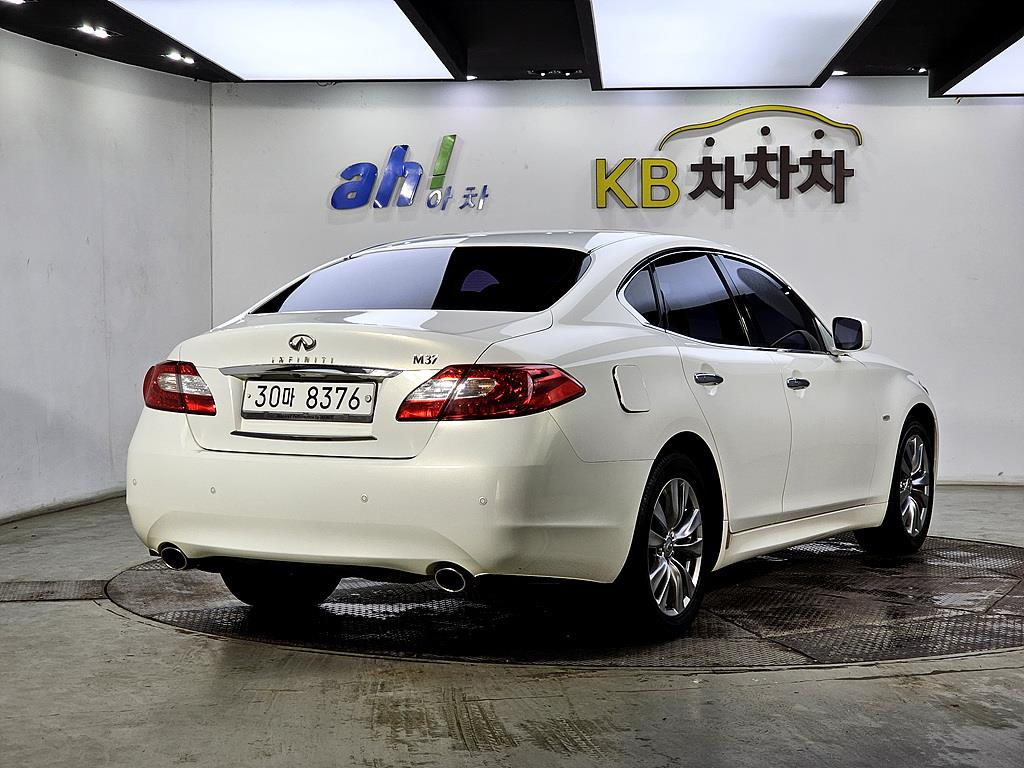 INFINITI M37 2012