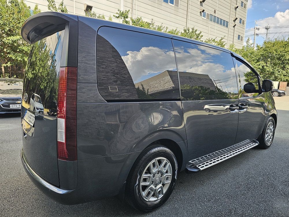 HYUNDAI STARIA 2023