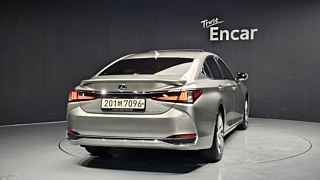 LEXUS ES300H  7 GENERATION Executive 2024