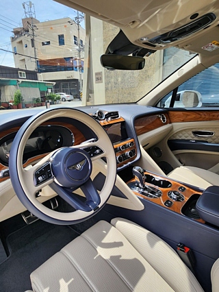 BENTLEY BENTAYGA 2021