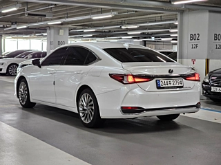LEXUS ES300H  7 GENERATION Executive 2024