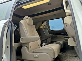 KIA CARNIVAL  4 GENERATION 9 Seater High Limousine 2021