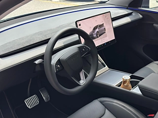 TESLA MODEL Y  2025