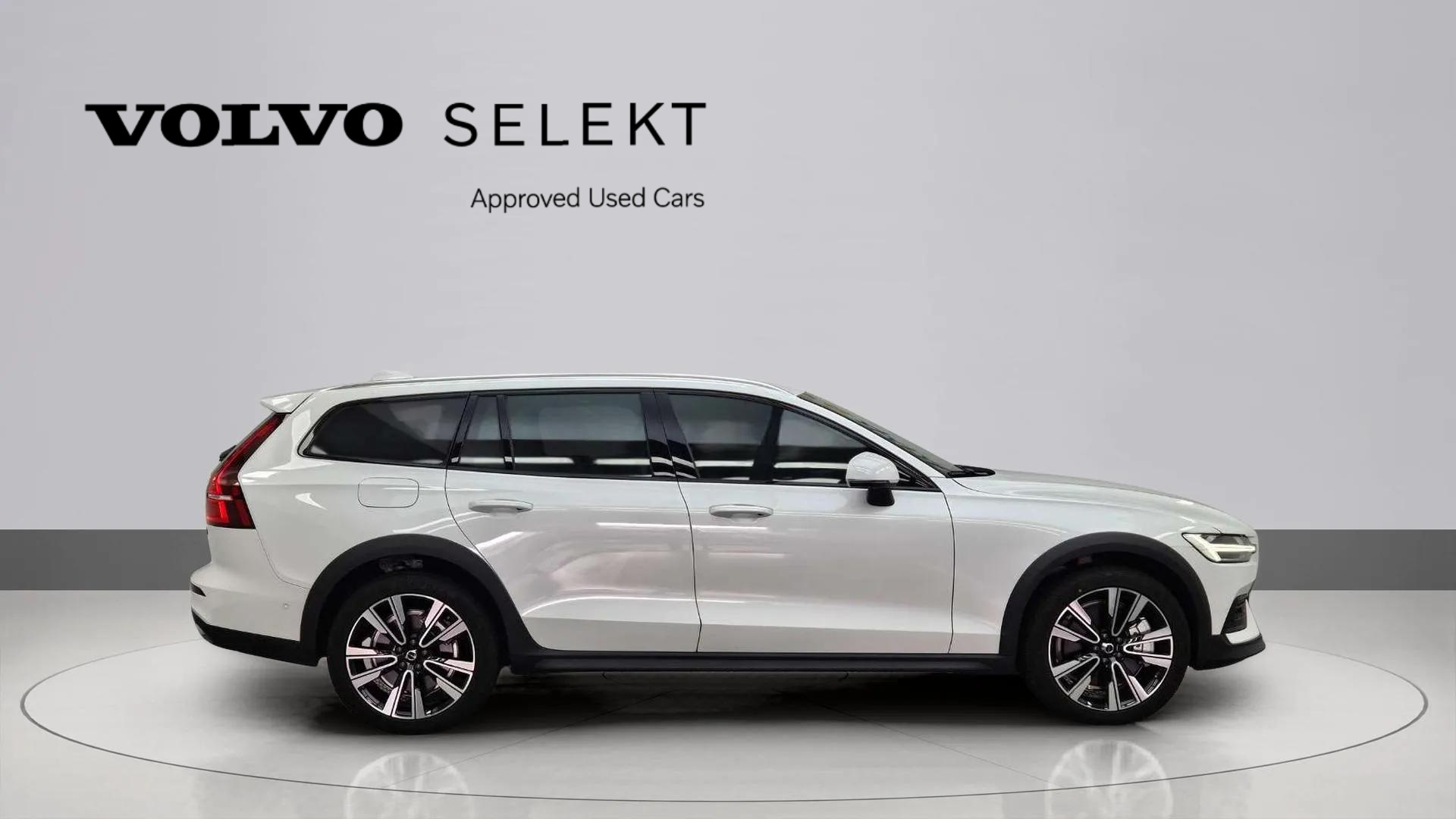 VOLVO V60 CROSS COUNTRY 2024