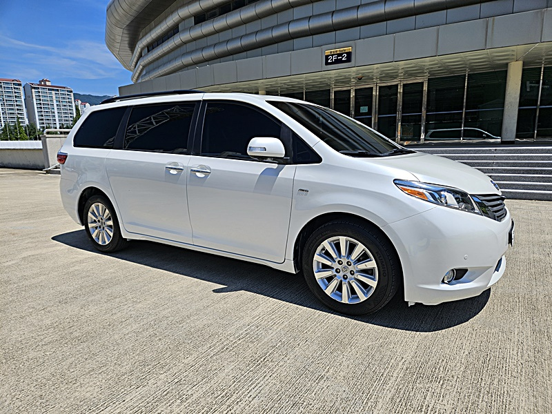 TOYOTA SIENNA 2016