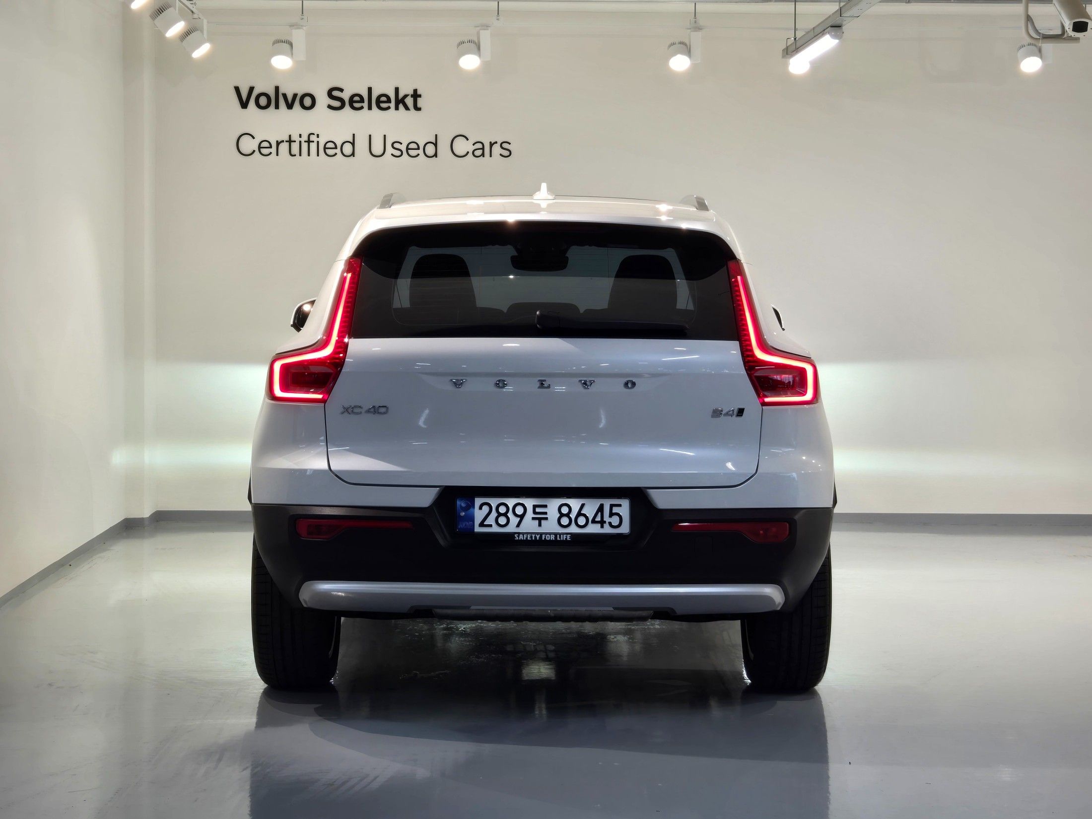 VOLVO XC40 2025