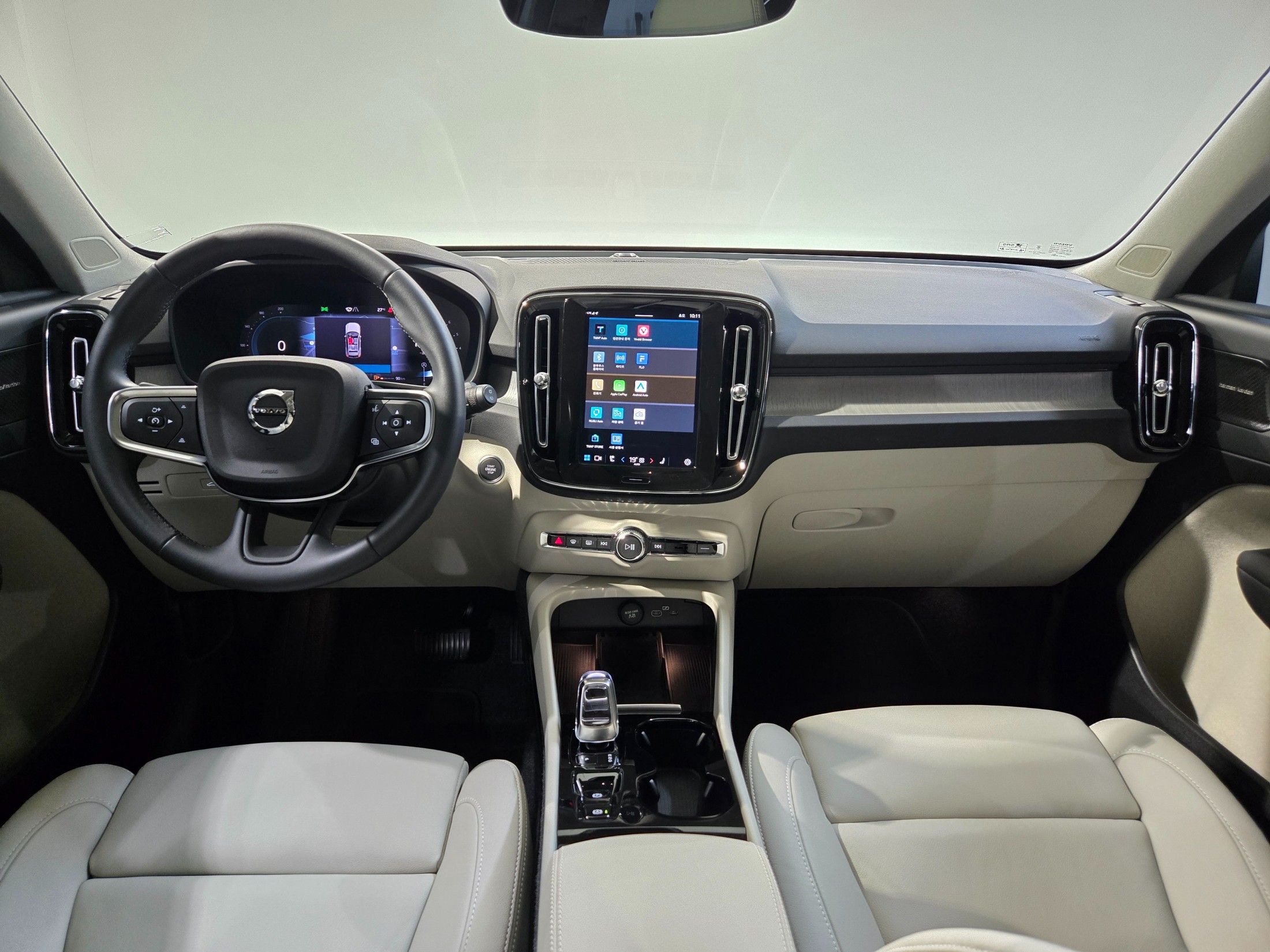 VOLVO XC40 2025
