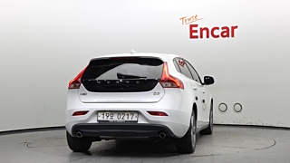VOLVO V40 2016