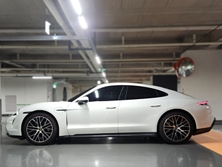 PORSCHE TAYCAN 2022