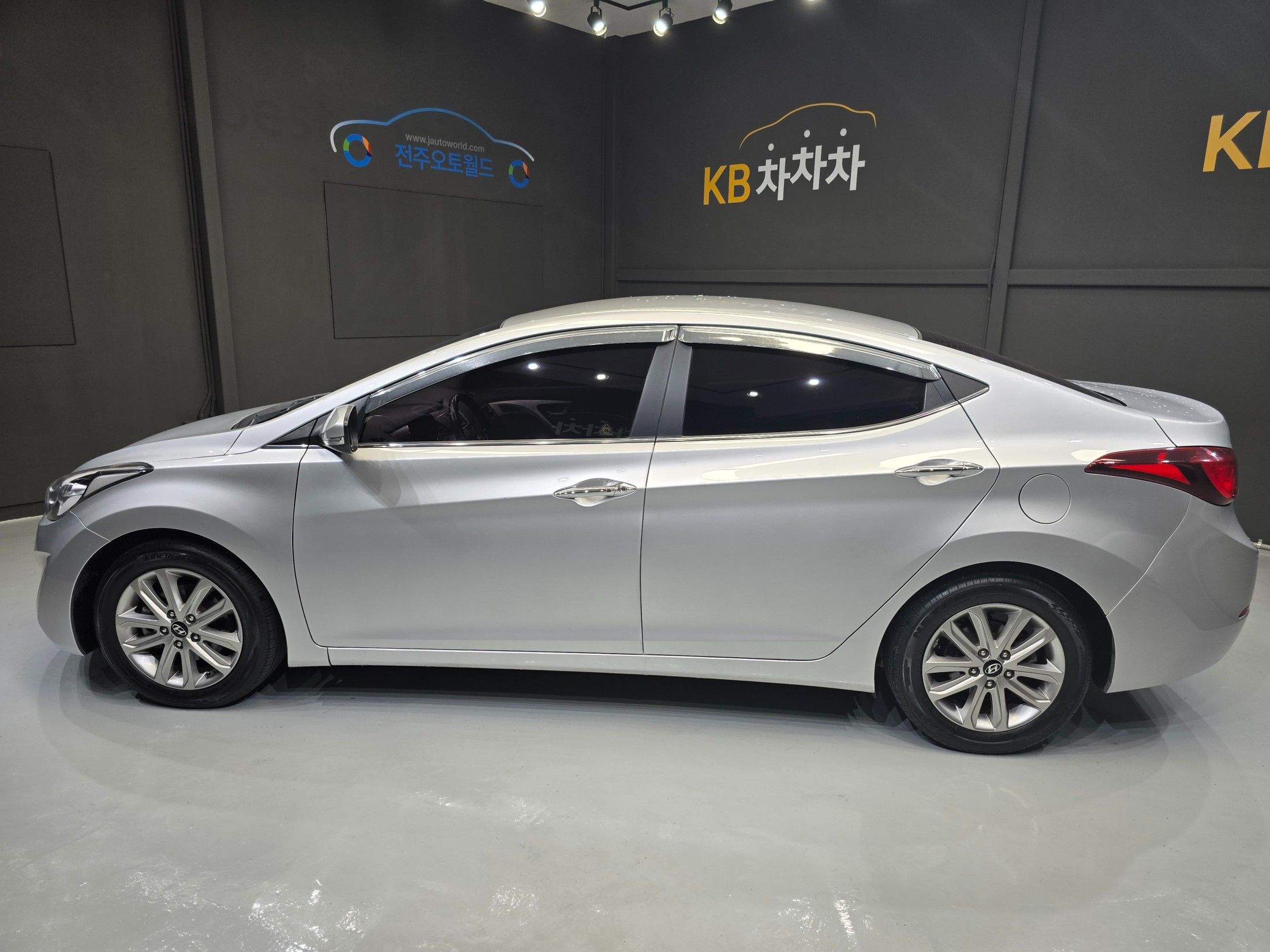 HYUNDAI AVANTE 2015