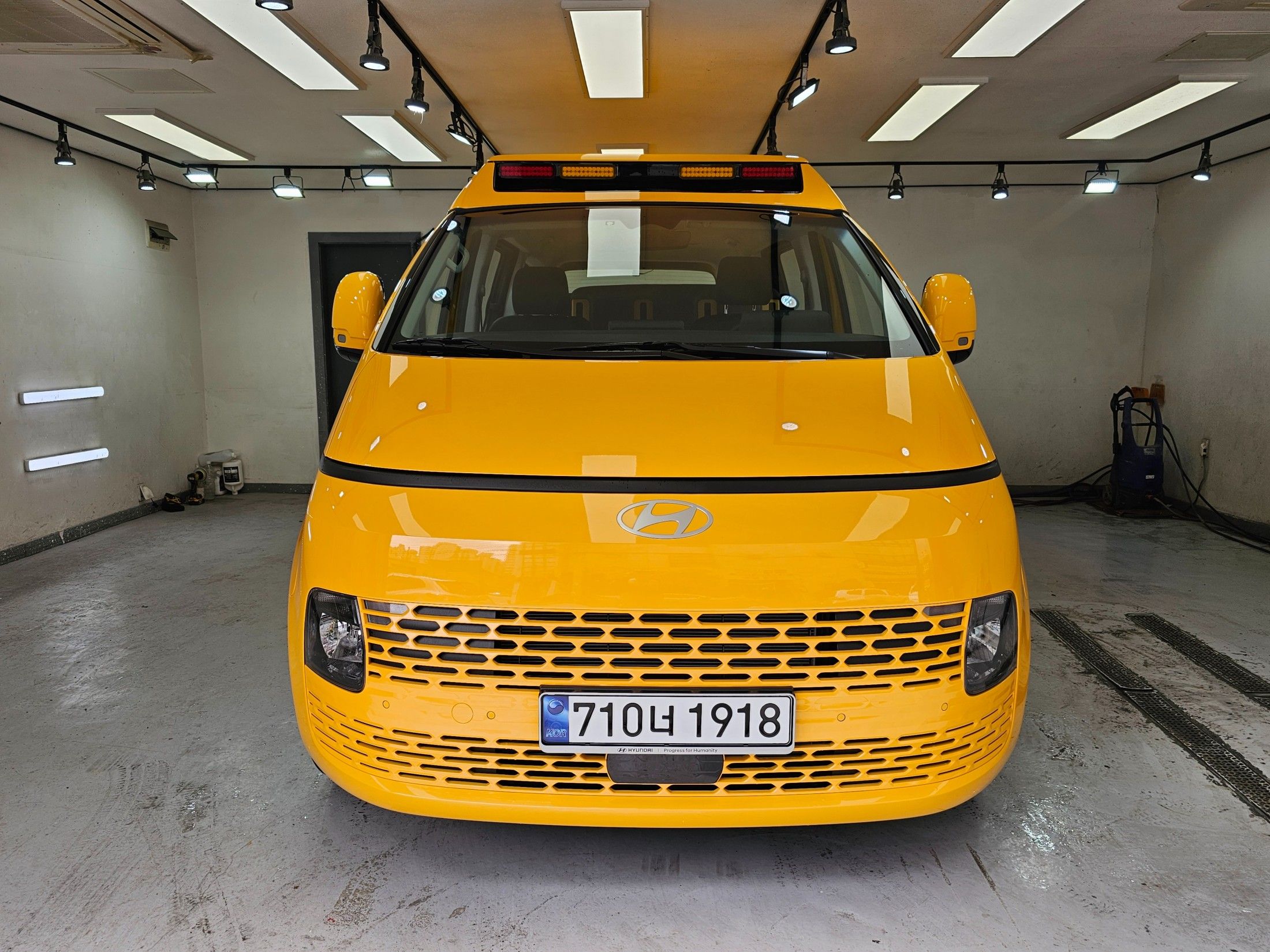 HYUNDAI STARIA 2025