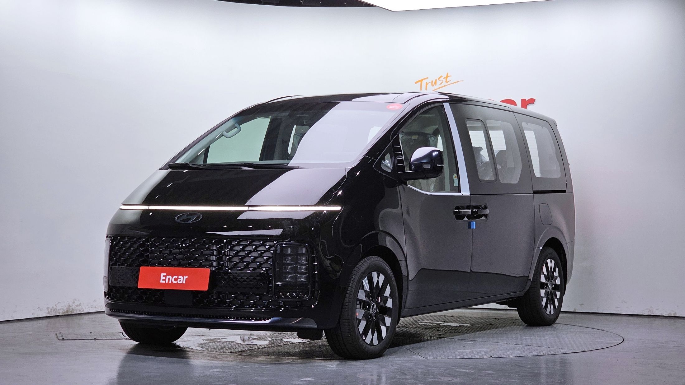 HYUNDAI STARIA 2025