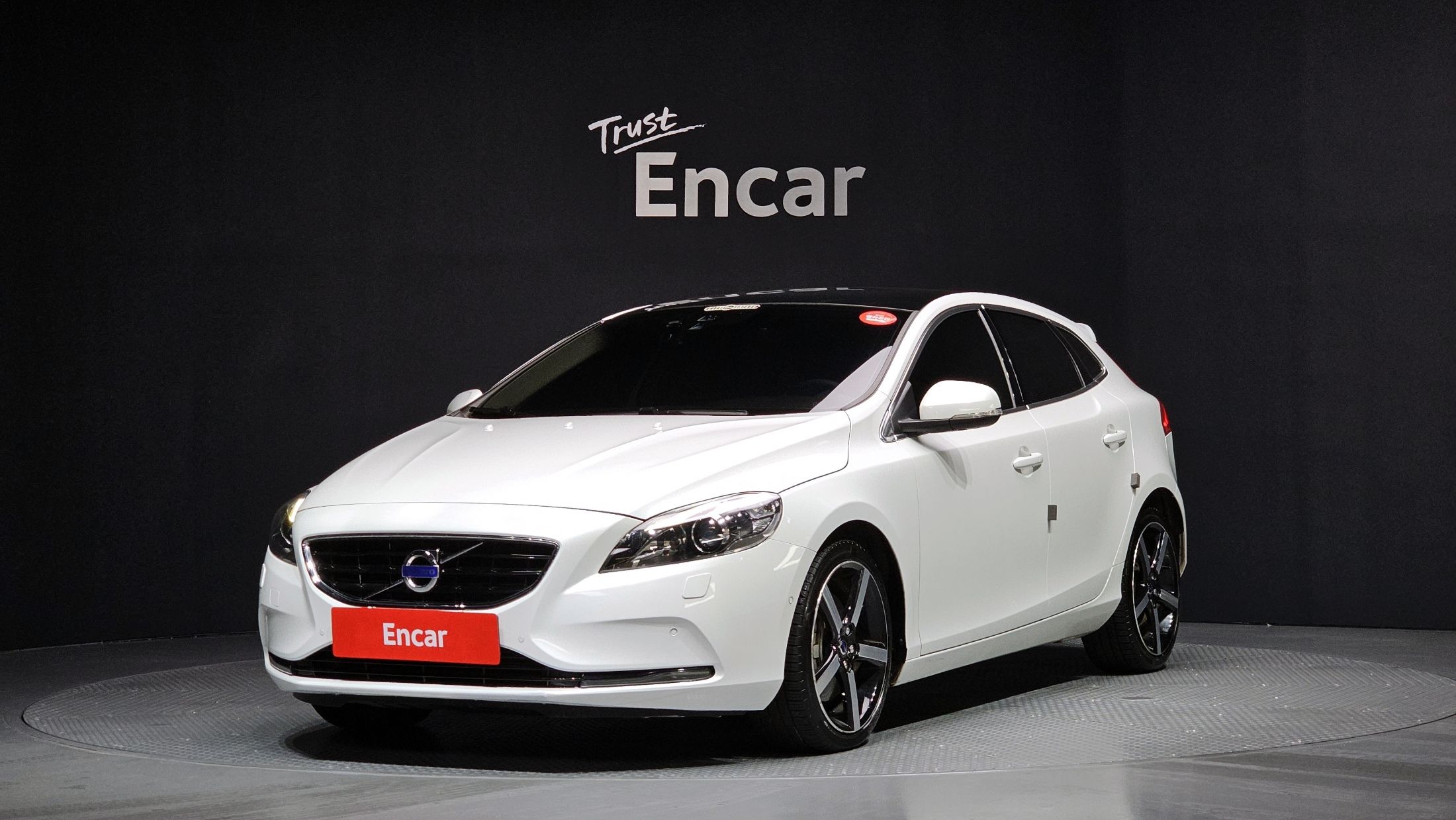 VOLVO V40 2016