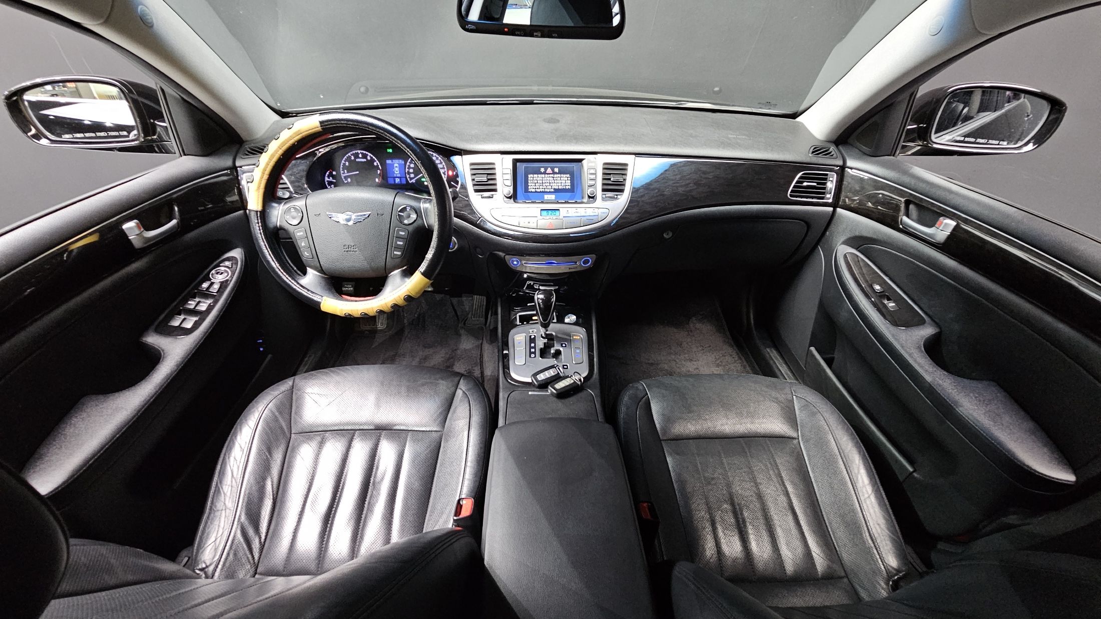 HYUNDAI GENESIS 2012