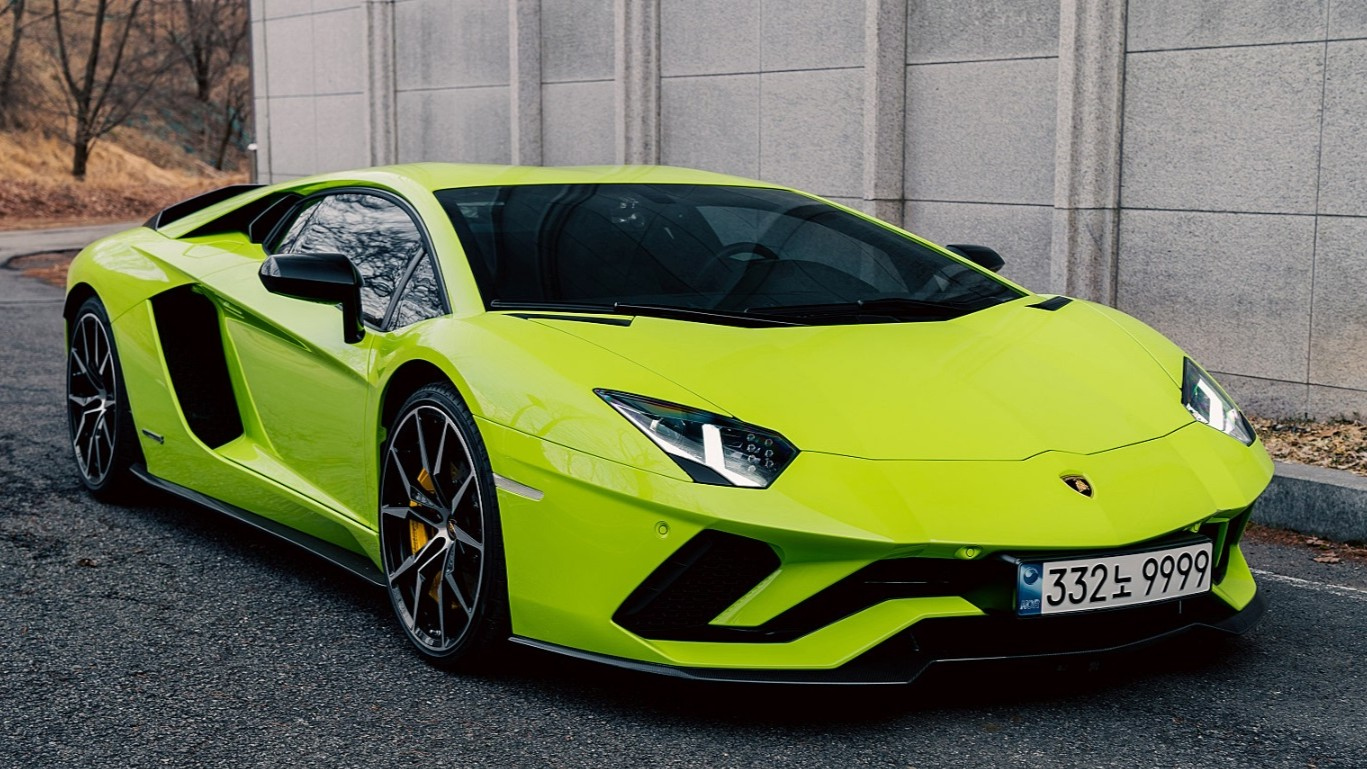 LAMBORGHINI AVENTADOR
