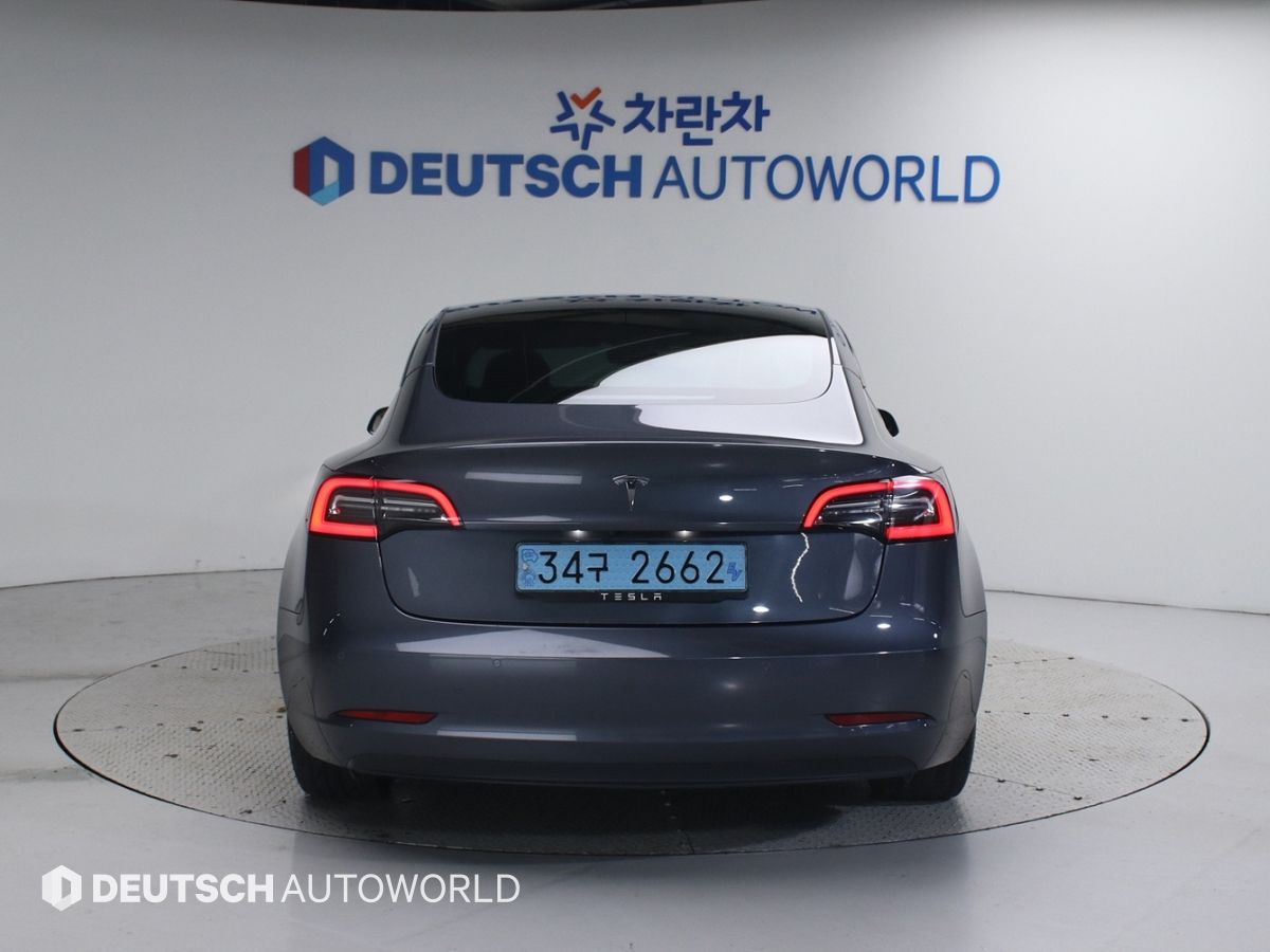 TESLA MODEL 3