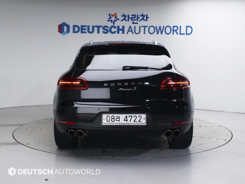 PORSCHE MACAN