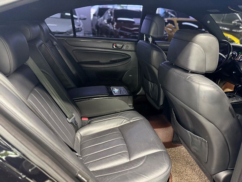 HYUNDAI GENESIS 2013