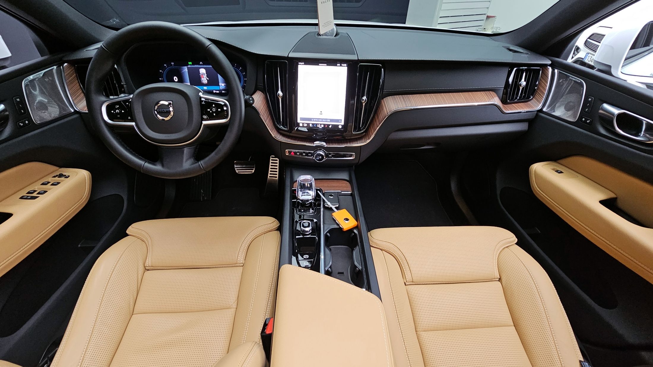 VOLVO XC60 2025