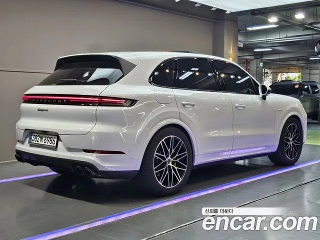 PORSCHE CAYENNE PO536 2024