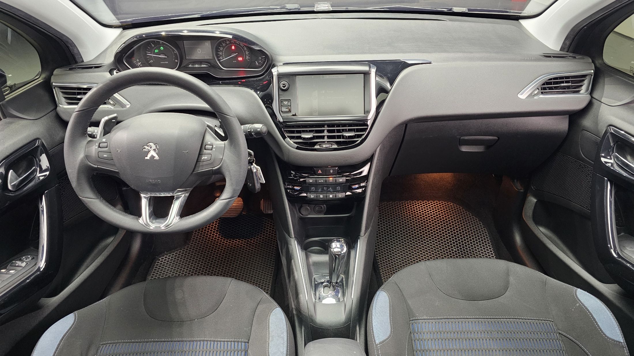 PEUGEOT 208 2014