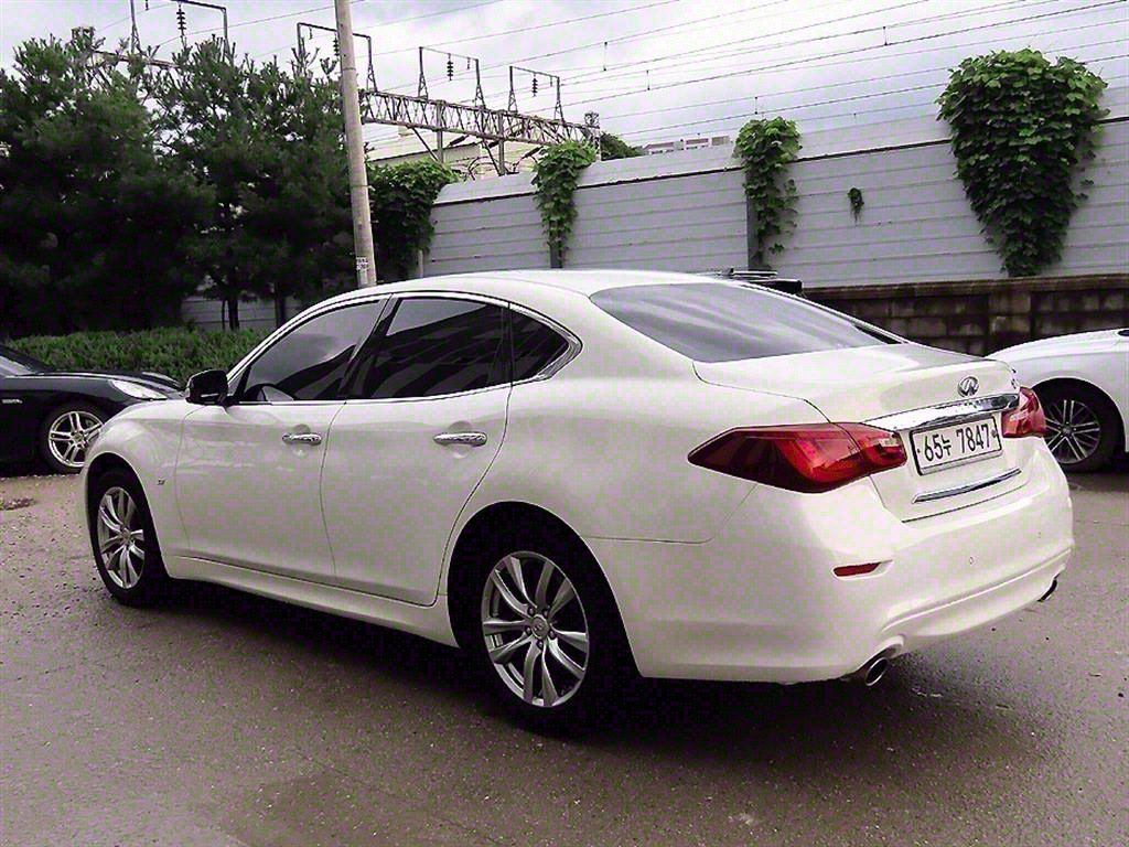 INFINITI Q70 2015