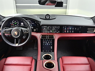 PORSCHE TAYCAN   2024