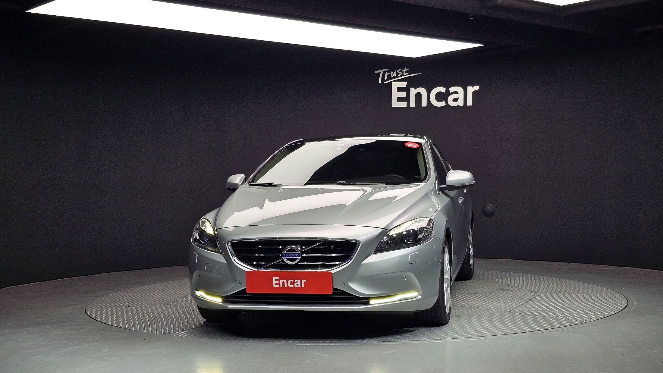 VOLVO V40 2016