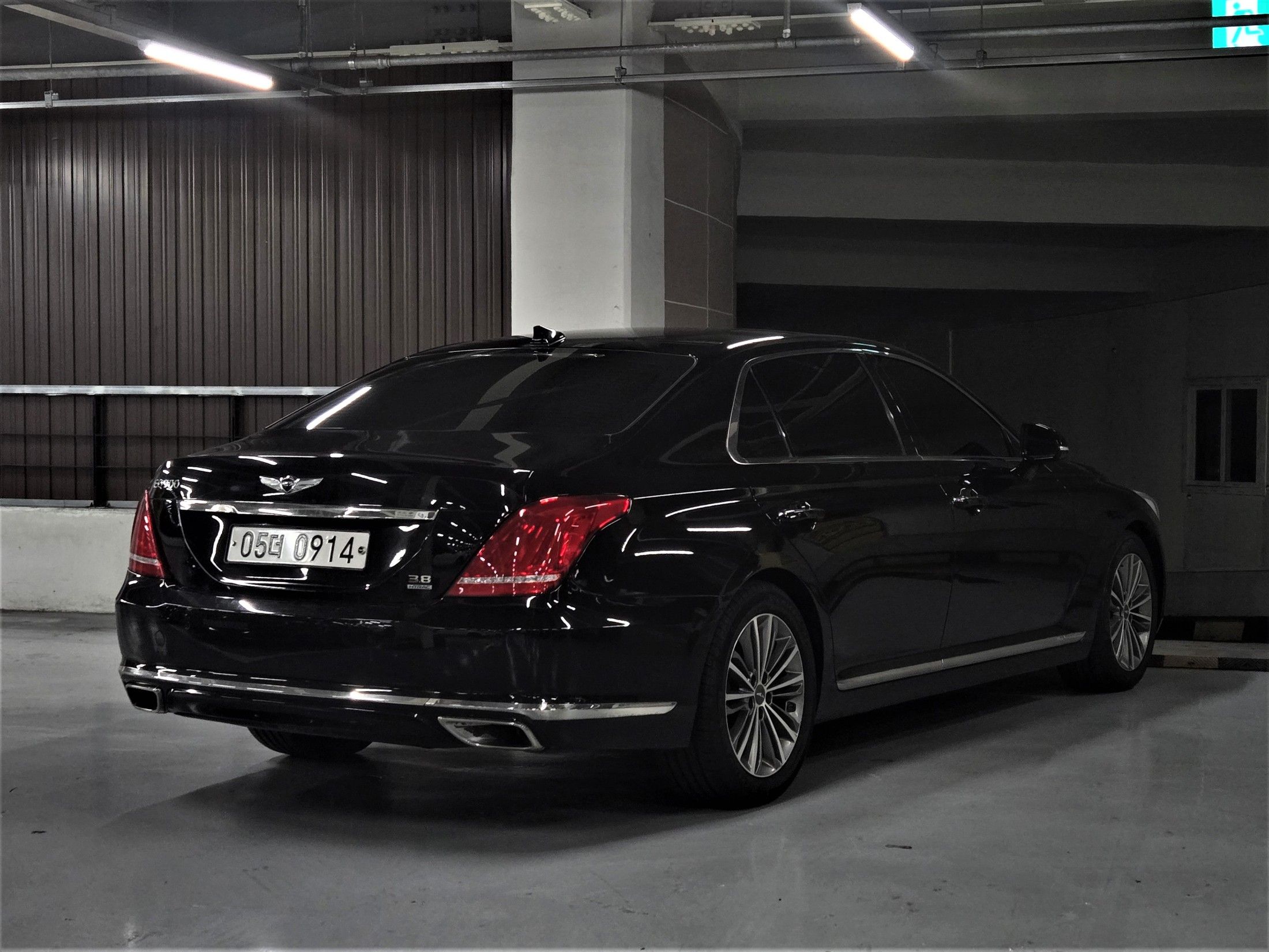 GENESIS EQ900 2016