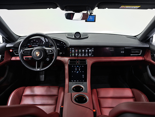 PORSCHE TAYCAN 2023